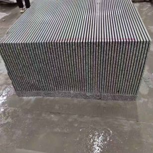 随州芝麻白毛板荒料切割